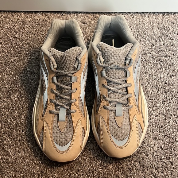 YEEZY BOOST 700 V2 ‘CREAM’ - Picture 3 of 7